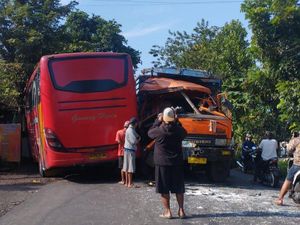 Tabrakan Truk Gandeng dan Bus di Jember, Sopir Sama-sama Terluka Tabrakan Truk Gandeng dan Bus di Jember, Sopir Sama-sama Terluka