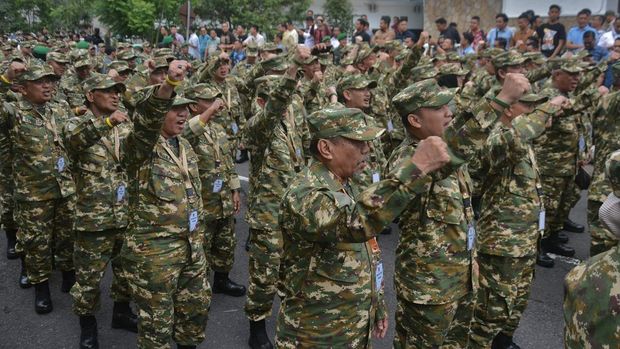 Sejumlah kepala daerah peserta retret yang mengenakan seragam komponen cadangan (komcad) meneriakkan yel yel setibanya di Kompleks Akademi Militer Magelang, Jawa Tengah, Jumat (21/2/2025). Sebanyak 450 kepala daerah dari seluruh Indonesia akan mengikuti retret mulai 21 hingga 28 Februari 2025. ANTARA FOTO/Anis Efizudin/nym.