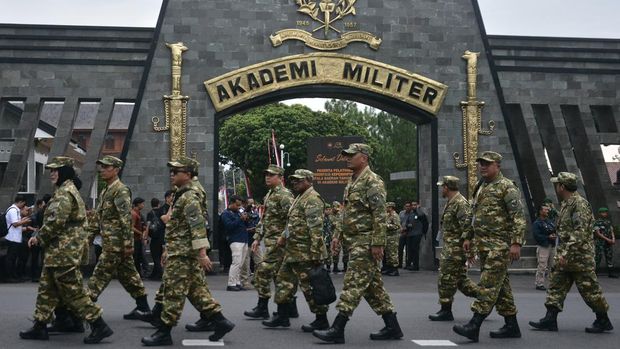 Sejumlah kepala daerah peserta retret yang mengenakan seragam komponen cadangan (komcad) berbaris setibanya di Kompleks Akademi Militer Magelang, Jawa Tengah, Jumat (21/2/2025). Sebanyak 450 kepala daerah dari seluruh Indonesia akan mengikuti retret mulai 21 hingga 28 Februari 2025. ANTARA FOTO/Anis Efizudin/nym.