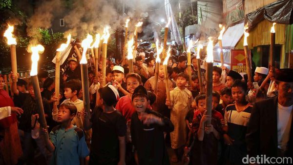 Kemeriahan Pawai Obor Sambut Ramadan di Cilincing