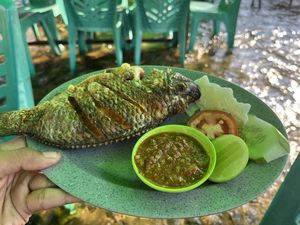 Sensasi Menikmati Ikan Nila Andaliman Sambil Duduk di Tengah Sungai Sensasi Menikmati Ikan Nila Andaliman Sambil Duduk di Tengah Sungai