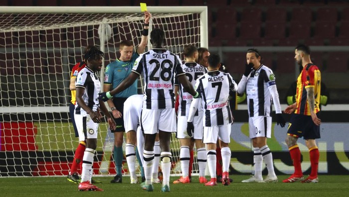 LECCE, ITALY - FEBRUARY 21: The referee Kevin Bonacina shows the yellow card to Lorenzo Lucca of Udinese during the Serie A match between Lecce and Udinese at Stadio Via del Mare on February 21, 2025 in Lecce, Italy. (Photo by Maurizio Lagana/Getty Images)