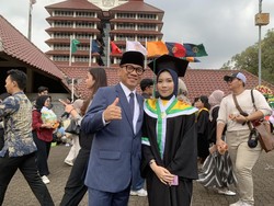 Mendes Yandri Hadiri Wisuda Putrinya di UI, Lulus IPK 3,8 Kedokteran