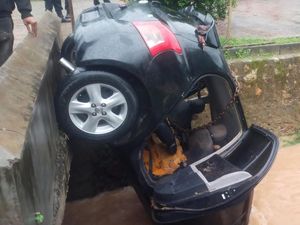 Lambaian Tangan dan Teriakan Sutiyen Saat Mobil Terseret Banjir-Ditemukan Tewas Lambaian Tangan dan Teriakan Sutiyen Saat Mobil Terseret Banjir-Ditemukan Tewas