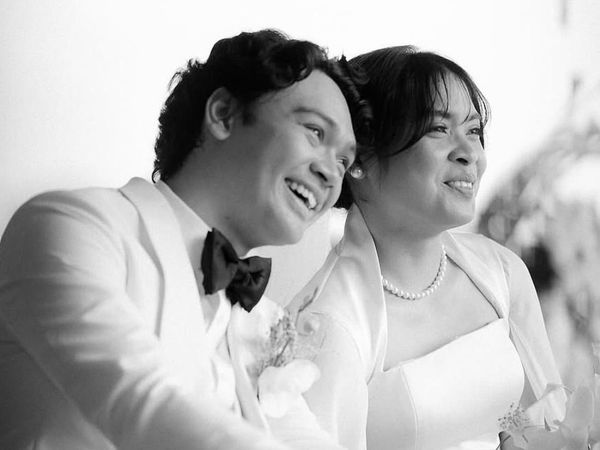 7 Momen Romantis Pernikahan Gregoria Mariska & Mikha Angelo di Tengah Hujan
