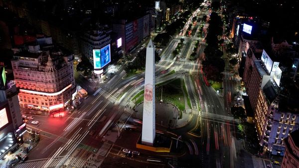 Obelisk Buenos Aires Tampilkan Potret Paus sebagai Dukungan Kesembuhan