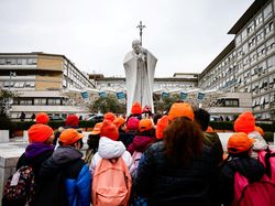 Orang-orang Berdoa untuk Kesembuhan Paus Fransiskus