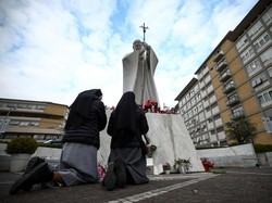 Video: Doa-doa Umat di Vatikan untuk Kesembuhan Paus Fransiskus