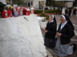Video: Saat Pendeta hingga Biarawati Berkumpul Doakan Kesembuhan Paus Fransiskus