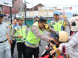 Semringahnya Warga Dapat Helm hingga Dawet Gratis dari Polres Banjarnegara Semringahnya Warga Dapat Helm hingga Dawet Gratis dari Polres Banjarnegara