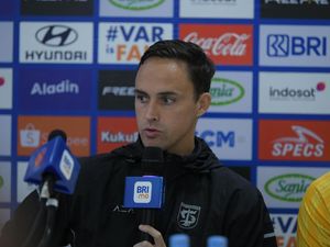 Pelatih Persebaya Minta Suporter Tak Salahkan Ofan Pelatih Persebaya Minta Suporter Tak Salahkan Ofan