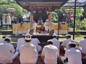 Pemkot Denpasar Sembahyang Tumpek Landep di Pura Lokanatha, Keris Disucikan