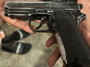6 Perampok ATM Mini Bersenjata Api di Rohil Ditangkap, Ada Perempuan 6 Perampok ATM Mini Bersenjata Api di Rohil Ditangkap, Ada Perempuan