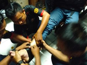 Misi Unik Damkar Cirebon Selamatkan Warga dari Sandal Nyangkut Misi Unik Damkar Cirebon Selamatkan Warga dari Sandal Nyangkut