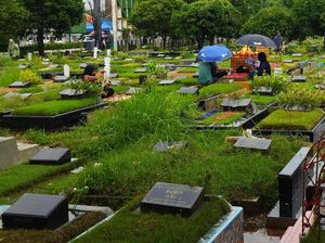 Menjelang Ramadan, Peziarah Mulai Berdatangan di TPU Semper Jakut