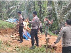 Polisi Bakar 11 Titik Lubang Tikus Tambang Emas Ilegal di Bungo