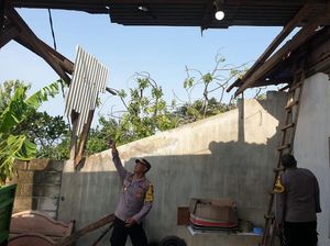 Polres Pasuruan Salurkan Bantuan Korban Rumah Rusak Dampak Angin Kencang