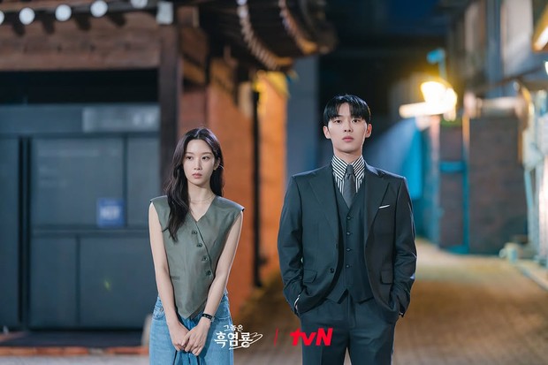 Potret Moon Ga Young dan Choi Hyun Wook di drama 'My Dearest Nemesis'