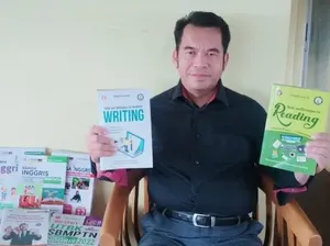 Kisah Otong, Dulu Pedagang Asongan Kini Jadi Dosen & Terbitkan 191 Buku Kisah Otong, Dulu Pedagang Asongan Kini Jadi Dosen & Terbitkan 191 Buku