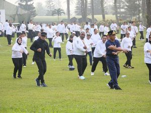 Pembukaan Retret, Mendagri Senam Bareng Kepala Daerah di Akmil Magelang Pembukaan Retret, Mendagri Senam Bareng Kepala Daerah di Akmil Magelang