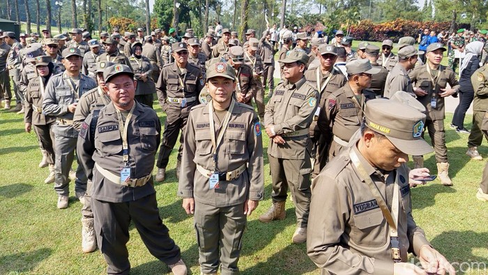 Retret Magelang Para kepala tempat penerima retret memakai seragam Satpol PP untuk mengikuti pembukaan di Ruang Sudirman, Akmil Magelang, Sabtu (22/2/2025).