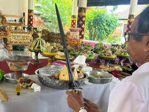 Tradisi Tumpek Landep: 9 Keris Pusaka Raja Karangasem Diupacarai Tradisi Tumpek Landep: 9 Keris Pusaka Raja Karangasem Diupacarai