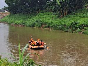 2 Bocah Diduga Tenggelam di Kali Bekasi, Sepeda-Celana Ditemukan di Bantaran 2 Bocah Diduga Tenggelam di Kali Bekasi, Sepeda-Celana Ditemukan di Bantaran