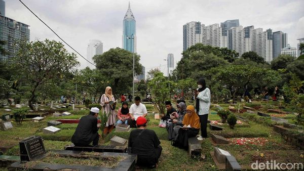 Tradisi Ziarah Kubur Jelang Ramadan di TPU Karet Bivak