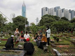 Video: TPU Karet Bivak Ramai Peziarah, Penjual Bunga-Air Mawar Raup Untung