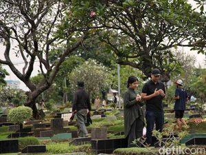 Doa Ziarah Kubur Orang Tua Perempuan: Arab, Latin dan Artinya Doa Ziarah Kubur Orang Tua Perempuan: Arab, Latin dan Artinya