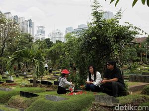 Doa Ziarah Kubur Orang Tua Saat Lebaran dan Adabnya Doa Ziarah Kubur Orang Tua Saat Lebaran dan Adabnya