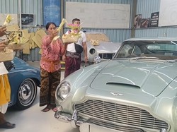 Momen Mobil-Kapal Klasik di Gianyar Diupacarai saat Tumpek Landep