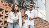 Vincent Verhaag Asyik Kulineran Bareng Istri dan Anak