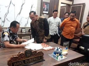 Tinjau Tempat Kerja, Cik Ujang: Ternyata Lebih Besar dari Ruangan Bupati Tinjau Tempat Kerja, Cik Ujang: Ternyata Lebih Besar dari Ruangan Bupati