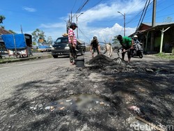Warga Malang Swadaya Tambal Jalan Demi Pemotor Tak Terjatuh