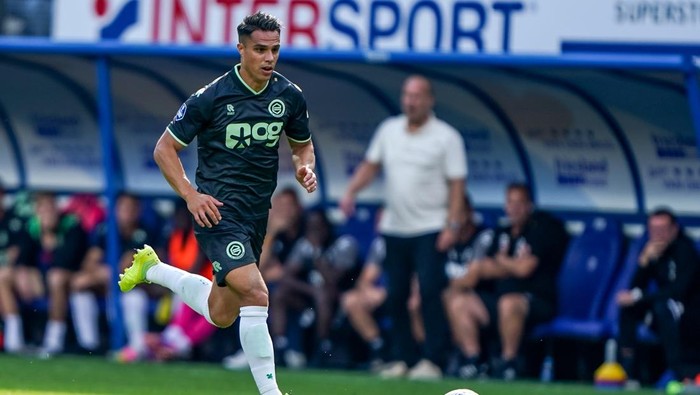 HEERENVEEN, NETHERLANDS - SEPTEMBER 22: Joey Pelupessy of FC Groningen runs with the ball during the Dutch Eredivisie match between sc Heerenveen and FC Groningen at Abe Lenstra Stadion on September 22, 2024 in Heerenveen, Netherlands. (Photo by Andre Weening/BSR Agency/Getty Images)