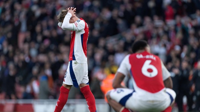  Martin Odegaard and Gabriel Magalhaes of Arsenal look dejected at the final whistle after the Premier League match between Arsenal FC and West Ham United FC at Emirates Stadium on February 22, 2025 in London, England. (Photo by Visionhaus/Getty Images) ***Local Caption*** Martin Odegaard; Gabriel Magalhaes