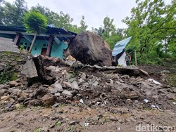Batu Besar Timpa Rumah Warga Saat Hujan Deras Landa Ponorogo