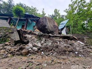 Batu Besar Timpa Rumah Warga Saat Hujan Deras Landa Ponorogo Batu Besar Timpa Rumah Warga Saat Hujan Deras Landa Ponorogo