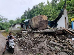 Video: Hujan Deras Bikin Batu Besar di Tebing Timpa Rumah Warga