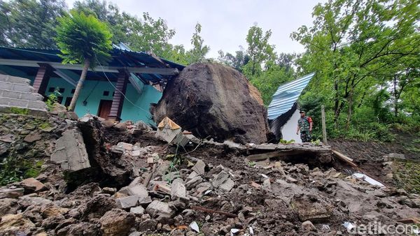 Rumah Warga di Ponorogo Tertimpa Batu Besar saat Hujan Deras