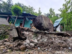 Rumah Warga di Ponorogo Tertimpa Batu Besar saat Hujan Deras Rumah Warga di Ponorogo Tertimpa Batu Besar saat Hujan Deras