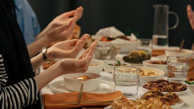 Berikut makanan yang harus dihindari saat buka puasa/Foto: pexels/Sami Abdullah