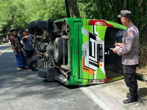 Elf Muat 15 Peziarah Terguling di Trenggalek gegara Rem Blong Elf Muat 15 Peziarah Terguling di Trenggalek gegara Rem Blong
