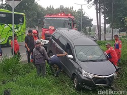 Ban Pecah, Avanza Tabrak Tiang Lalu Nyungsep di Jalan Jogja-Solo Klaten