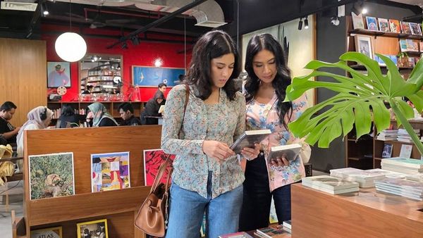 7 Gaya Dian Sastrowardoyo & Happy Salma Berkebaya di Toko Buku