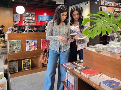 7 Gaya Dian Sastrowardoyo & Happy Salma Berkebaya di Toko Buku