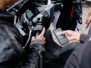 Tips Aman Pakai Fitur RoadSync di Honda PCX 160 Tips Aman Pakai Fitur RoadSync di Honda PCX 160