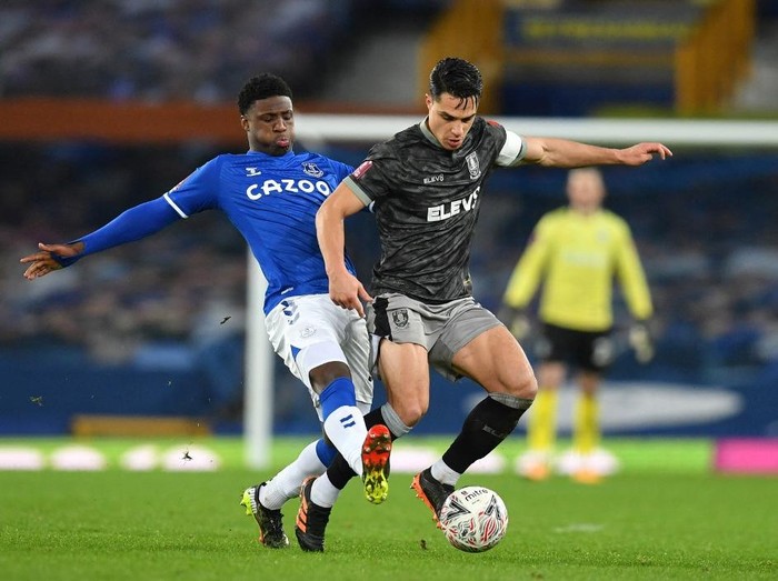 Evertons English defender Thierry Small (L) tackles Sheffield Wednesdays Dutch midfielder Joey Pelupessy (C) during the English FA Cup fourth round football match between Everton and Sheffield Wednesday at Goodison Park in Liverpool, north west England on January 24, 2021. (Photo by Paul ELLIS / AFP) / RESTRICTED TO EDITORIAL USE. No use with unauthorized audio, video, data, fixture lists, club/league logos or live services. Online in-match use limited to 120 images. An additional 40 images may be used in extra time. No video emulation. Social media in-match use limited to 120 images. An additional 40 images may be used in extra time. No use in betting publications, games or single club/league/player publications. /