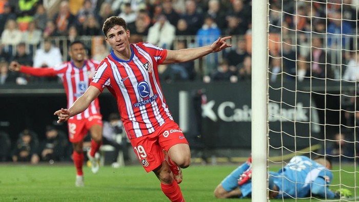 Julian Alvarez VALENCIA, SPAIN - FEBRUARY 22: Julian Alvarez of Atletico Madrid celebrates the second goal 0-2 during the LaLiga EA Sports match between Valencia v Atletico Madrid at the Estadio de Mestalla on February 22, 2025 in Valencia Spain (Photo by Rico Brouwer/Soccrates/Getty Images)